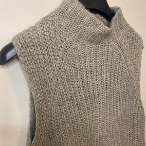 KNIT SLEEVELESS SWEATER